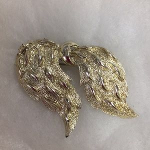 Angels wings brooch